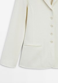 Off-white Blazer mit langen Ärmeln, fünf Knöpfen, Reverskragen und einer horizontalen Einschubtasche auf der rechten Seite.