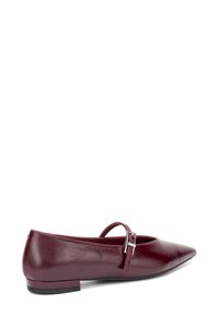 Bordeaux leren ballerina's met een spitse neus, platte hak en een decoratieve band met een zilveren gesp. Glad textuur met minimale detailing.