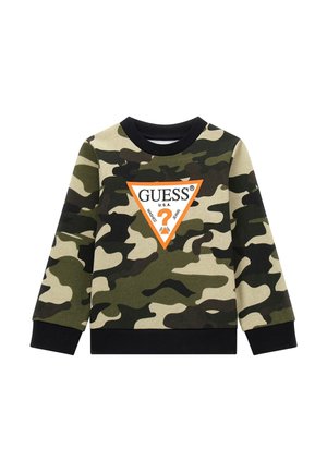 Sudadera con estampado de camuflaje en tonos verdes y beige, con cuello y puños de canalé en negro contrastante, y un logotipo triangular naranja en el centro.