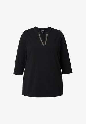 Sort tunika-top med trekvartlange ærmer. Har en v-udskæring prydet med sølvbroderi. Fremstillet af blødt bomuldsmateriale.