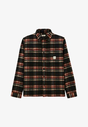 Chemise à carreaux noire, rouge et beige à manches longues, avec deux poches poitrine et une petite étiquette de marque blanche sur la poche gauche.