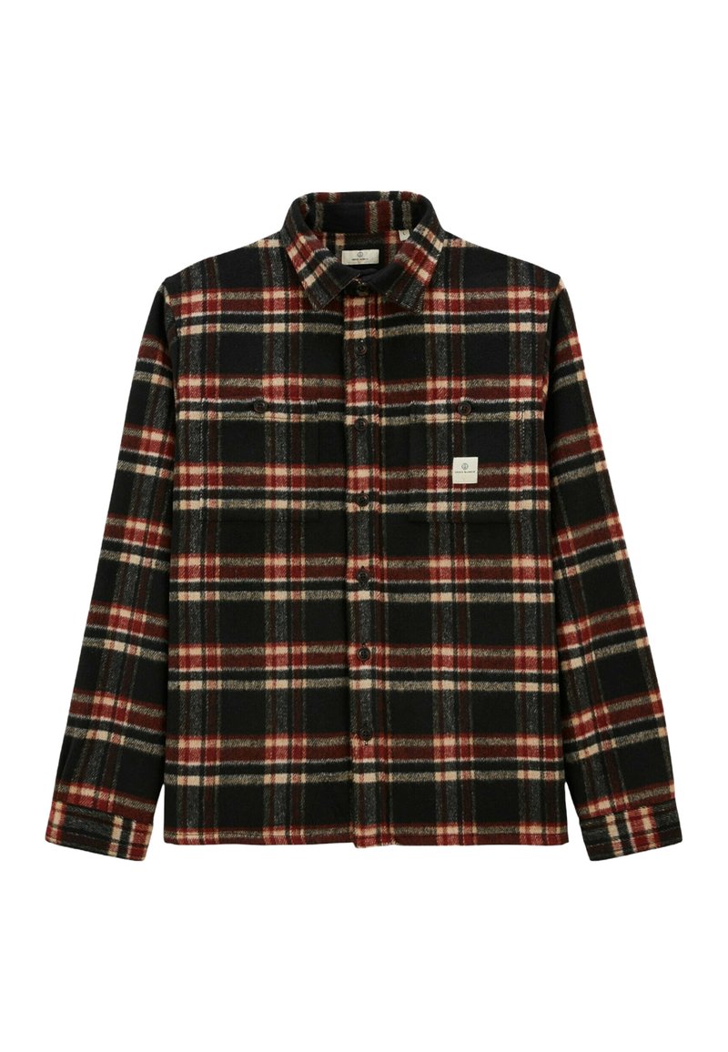 Chemise à carreaux noire, rouge et beige à manches longues, avec deux poches poitrine et une petite étiquette de marque blanche sur la poche gauche.