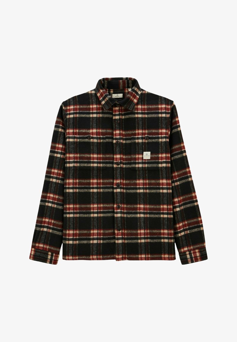 Chemise à carreaux noire, rouge et beige à manches longues, avec deux poches poitrine et une petite étiquette de marque blanche sur la poche gauche.