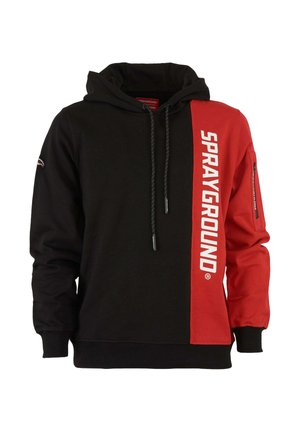 Felpa nera con cappuccio, manica destra rossa e pannello verticale rosso sul davanti, con la scritta "SPRAYGROUND" in lettere bianche in grassetto e tasca con cerniera sulla manica.