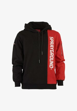 Felpa nera con cappuccio, manica destra rossa e pannello verticale rosso sul davanti, con la scritta "SPRAYGROUND" in lettere bianche in grassetto e tasca con cerniera sulla manica.