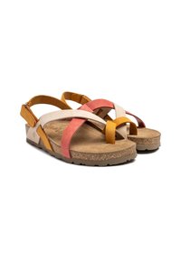 Sandali multicolori con cinghie in pelle rosa, bianca e gialla, soletta in sughero e un tacco basso con superficie testurizzata.