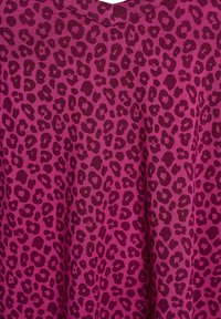 Leopardenmuster-T-Shirt mit V-Ausschnitt, gefertigt aus weichem, leichtem Stoff in einem satten Magenta mit dunklen lila Flecken.