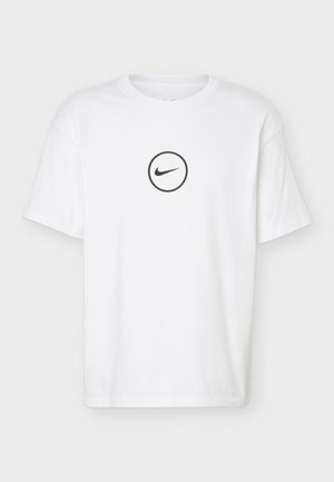 T-shirt bianca a maniche corte con scollo rotondo e piccolo logo Nike nero a virgola all'interno di un cerchio, centrato sul petto.