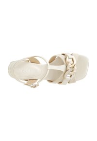 Sandalo con tacco alto beige e più cinghie, caratterizzato da un elemento decorativo in catena con un luccichio e una punta quadrata.