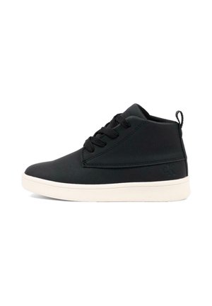 Czarny sneaker typu mid-top z czarnymi sznurówkami, białą podeszwą i pętelką z tyłu, widok z boku ze znakiem "ck" w pobliżu pięty.