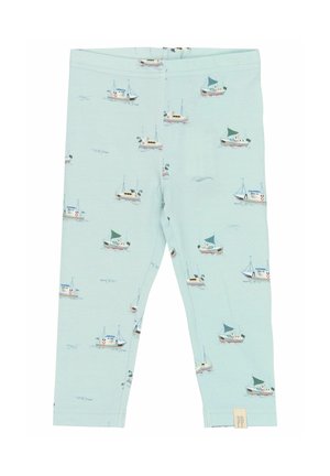 Svetlo modre legice iz mehkega blaga, ki imajo ponovljen pomorski vzorec majhnih čolnov z zelenimi in belimi jadri.