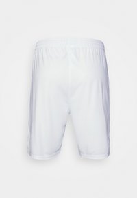 Białe sportowe szorty z elastycznym pasem, wykonane z lekkiego materiału. Charakteryzują się gładką teksturą i prostym krojem.