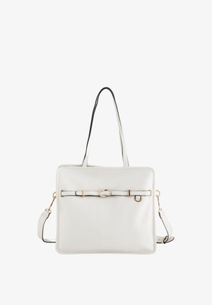 Hvid læder tote taske med sorte detaljer, gulddetaljer, flad rektangulær form, dobbelte skulderremme og en dekorativ bælte detalje.