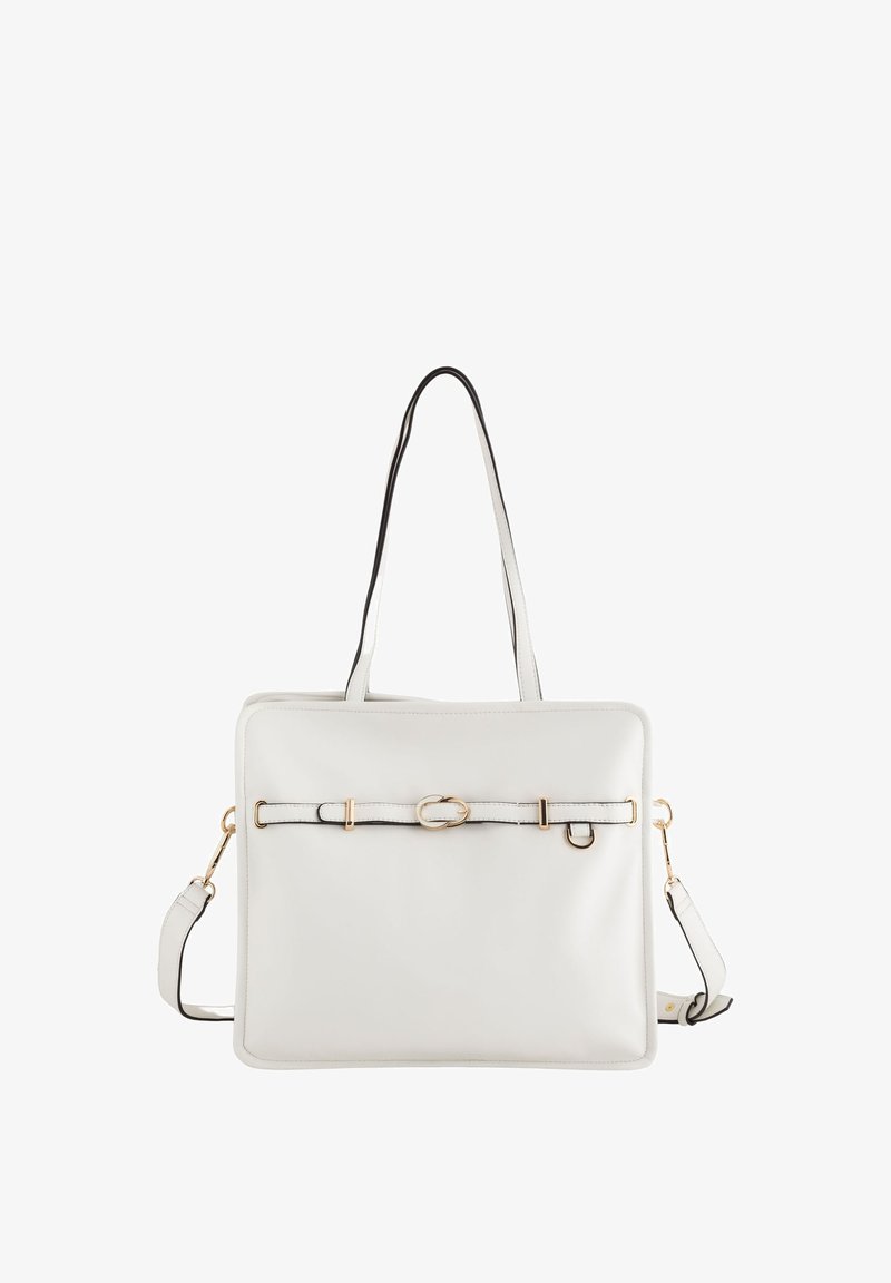 Hvid læder tote taske med sorte detaljer, gulddetaljer, flad rektangulær form, dobbelte skulderremme og en dekorativ bælte detalje.