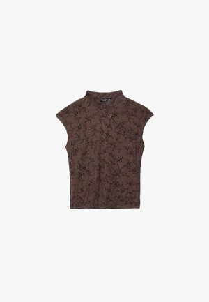 Blusa marrone senza maniche con collo alto e delicata stampa floreale scura, caratterizzata da una dettagliata chiusura diagonale con bottoni vicino allo scollo.