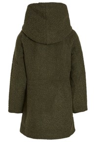 Manteau vert olive texturé avec capuche, offrant une coupe ample et des manches longues. Le tissu présente une apparence douce et polaire.