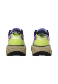 Groene hardloopschoenen met paarse en oranje accenten, een gestructureerde zool, een gedempte tussenzool, een zwarte hiel en reflecterende details aan de achterkant.