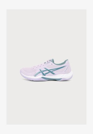 Chaussure de sport Asics Gel Rocket 11 rose clair et verte avec tige en mesh et semelle amortie, vue de côté sur fond uni.