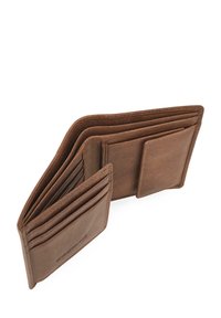 Billetera de cuero marrón que presenta múltiples ranuras para tarjetas, dos compartimentos y una textura suave con bordes cosidos. Diseño compacto y plano.