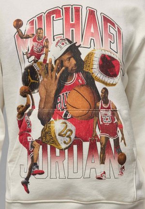 Felpa bianca con stampa grafica di Michael Jordan con la maglia dei Chicago Bulls, palloni da basket, anelli del campionato e testo in grassetto.