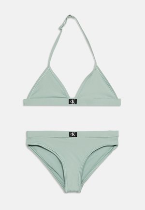 Hellgrünes Triangel-Bikini-Set mit verstellbarem Neckholder-Oberteil und passendem tief sitzendem Unterteil, beide mit kleinen schwarzen "cK"-Logoetiketten versehen.