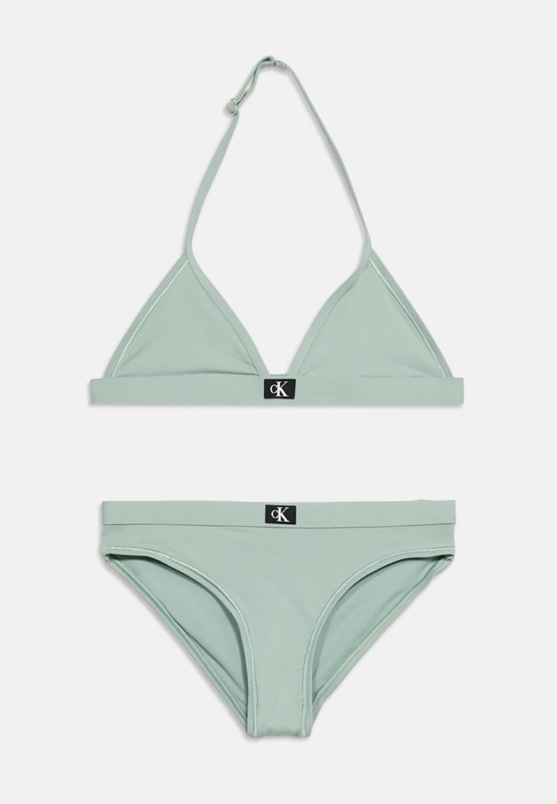 Ensemble bikini triangle vert clair avec haut à col halter ajustable et bas taille basse assortis, chacun présentant une petite étiquette noire avec le logo "cK".