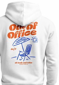 Weißer Hoodie mit bunten Grafikdrucken. Vorderseite mit Text: "Out of Office 24/7". Illustration eines Strandstuhls mit einem Sonnenschirm und der Sonne.