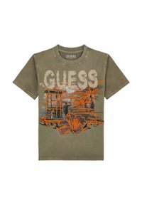 Olīvu zaļa T-krekls ar "GUESS" uzrakstu gaiši pelēkā kr�āsā, ar oranžiem ziedu un arhitektūras grafikas elementiem. Īsas piedurknes un apaļa kakla izgriezums.