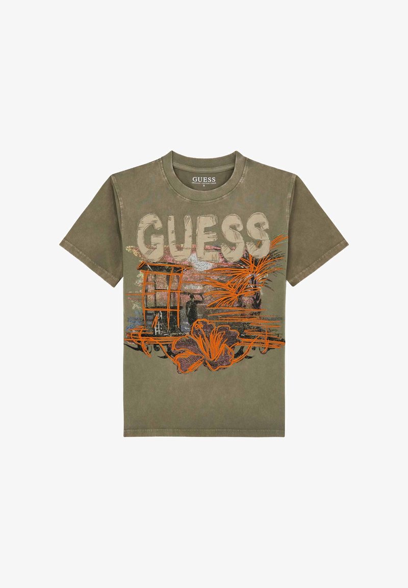Olivegrøn T-shirt med "GUESS" tekst i lys grå, sammen med orange blomster- og arkitektoniske grafiske detaljer. Korte ærmer og rund hals.