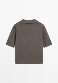 Maglione corto a maniche corte in bronzo con colletto e polsini a coste. Tessuto a maglia liscia e design minimalista. Senza decorazioni visibili.