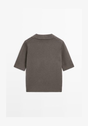 Maglione corto a maniche corte in bronzo con colletto e polsini a coste. Tessuto a maglia liscia e design minimalista. Senza decorazioni visibili.