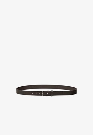 Zwarte leren riem met een gladde textuur, eenvoudig ontwerp, vijf gaten voor aanpassing en een zilverkleurige metalen gesp.