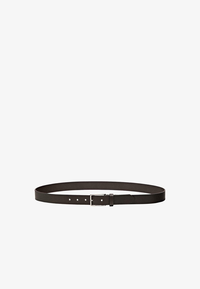 Zwarte leren riem met een gladde textuur, eenvoudig ontwerp, vijf gaten voor aanpassing en een zilverkleurige metalen gesp.