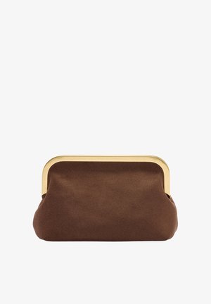 Brązowa zamszowa kopertówka z metalową, złotą ramką i zapięciem, przedstawiona na białym tle.