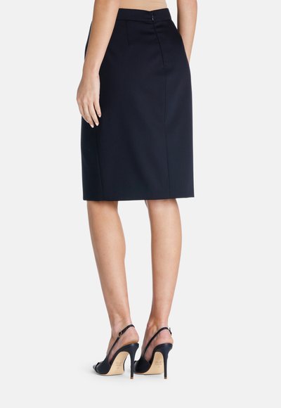 Schwarzer knielanger Bleistiftrock mit glatter Textur, seitlichem Reißverschluss und taillierter Passform. Tragen Sie ihn mit schwarzen High-Heels.