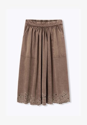 Jupe midi marron avec taille élastique, poches avant, tissu froncé et broderie en dentelle florale le long de l'ourlet.