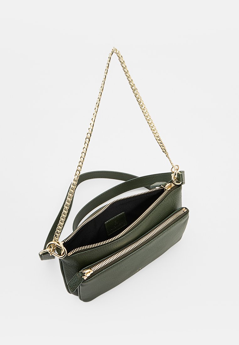 Grüne Leder-Crossbody-Tasche mit strukturiertem Finish, zwei Reißverschlussfächern und einem goldenen Kettenriemen. Schwarzes Innenfutter.