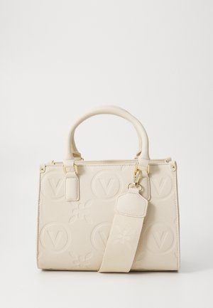 Beige Handtasche aus Kunstleder mit geprägtem Logo, zwei Griffen, abnehmbarem Riemen, goldfarbener Hardware und floralen Mustern.