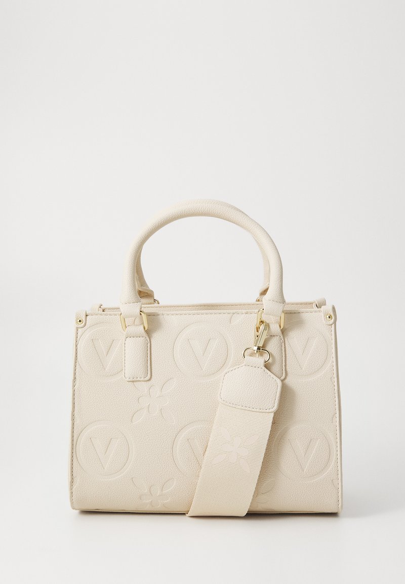Beige Handtasche aus Kunstleder mit geprägtem Logo, zwei Griffen, abnehmbarem Riemen, goldfarbener Hardware und floralen Mustern.