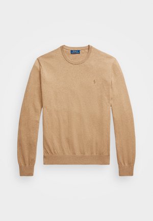 Suéter beige de cuello redondo hecho de un suave tejido de punto. Presenta puños y dobladillo acanalados, con un pequeño logotipo bordado en el pecho.