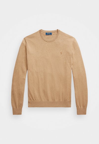 Beež crew-neck sviiter, mis on valmistatud pehmest kudumkangast. Omab soonikservi mansettides ja allääres ning rinnal on väike tikandiga logo.