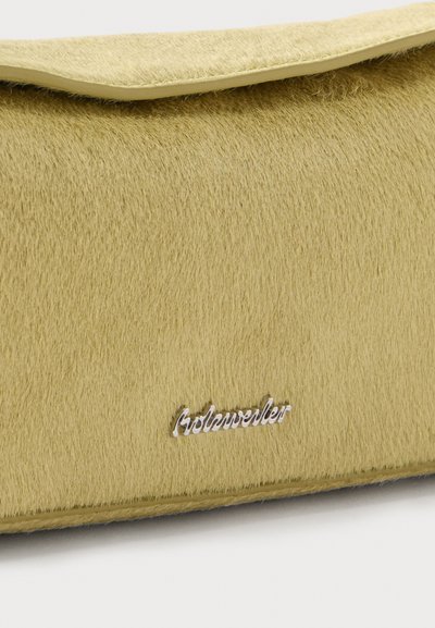 Svetlozelená textúrovaná kabelka so zapínaním na klapku a malým strieborným logom značky uprostred prednej časti.