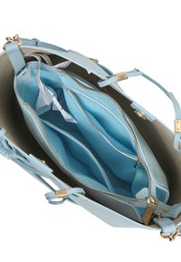 Borsa a mano azzurro chiaro con un'esterno strutturato, numerosi scomparti con cerniera e dettagli in hardware dorato. L'interno è anch'esso azzurro chiaro.