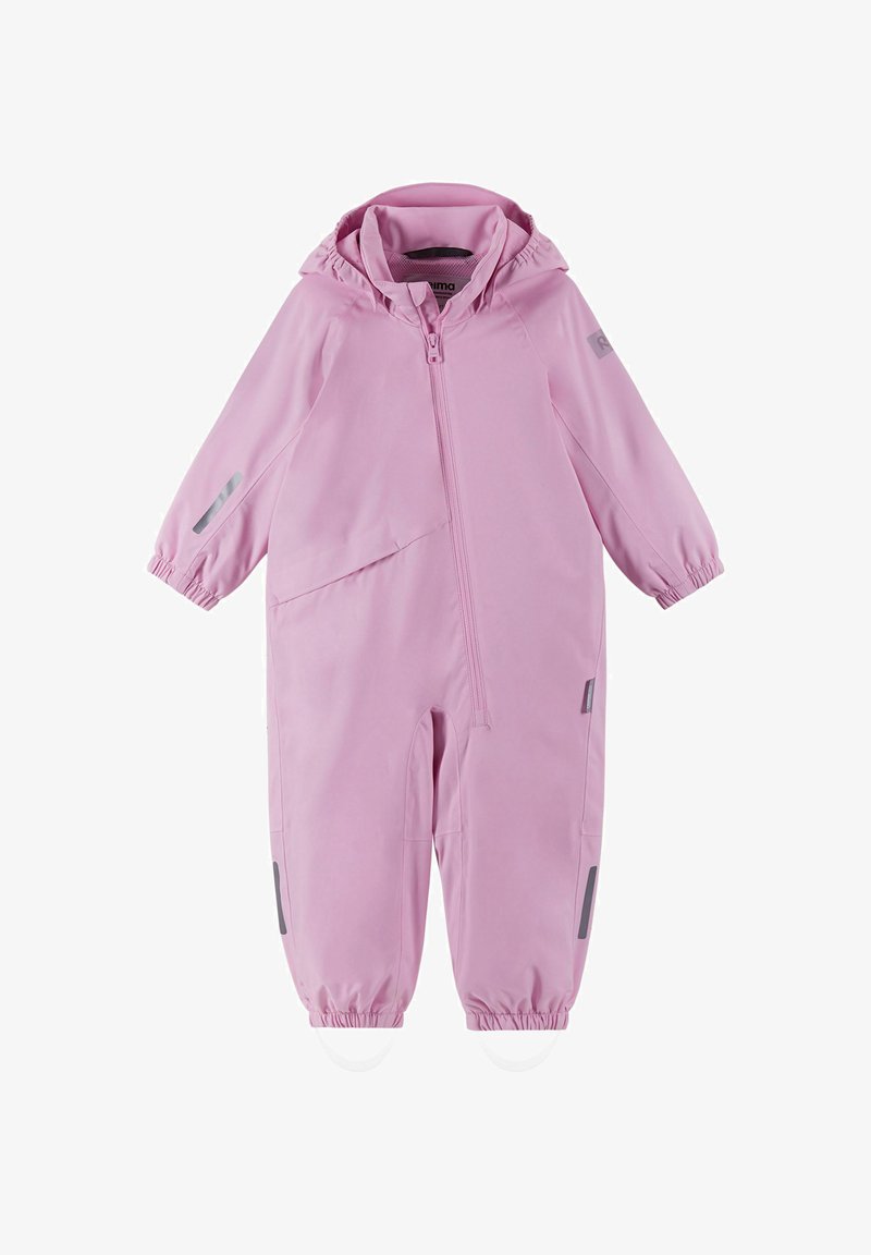 Combinaison une pièce imperméable rose avec capuche, poignets élastiques, fermeture éclair et accents réfléchissants pour la visibilité. Texture lisse, conception légère.