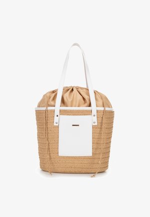 Beige geweven boodschappentas met witte leren handvatten en een voorvak, met een drawstring beige stoffen sluiting aan de bovenkant.