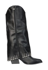 Sort læderstøvle med skaft til midt på læggen, sidelukning med lynlås, lav blokhæl, spids tå og sølvnittebesætning langs den øverste kant af foden.