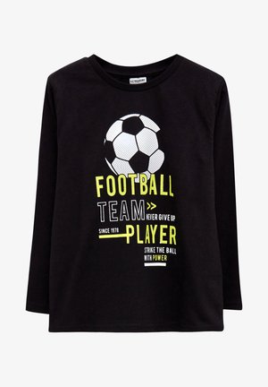 Sort langærmet skjorte med en hvid og sort fodbold samt gul og hvid tekst, der siger "Football Team Player" og motiverende sætninger.
