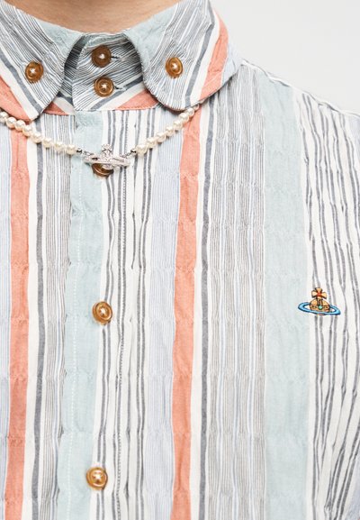 Ριγέ πουκάμισο σε μπλε, πορτοκαλί και λευκό με γιακά με κ ουμπιά. Διαθέτει υφή υφάσματος, καφέ κουμπιά και κεντημένο σχέδιο με βάρκα.