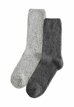 Dva páry ponožek: jedny světle šedé a jedny tmavě šedé, obě vyrobené z měkkého, textured materiálu. Každá ponožka má design do výšky lýtka.
