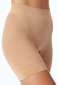 Beige high-waisted shorts gemaakt van glad, rekbaar materiaal. Heeft een naadloze tailleband en een lengte tot halverwege de dij met een aansluitende pasvorm.